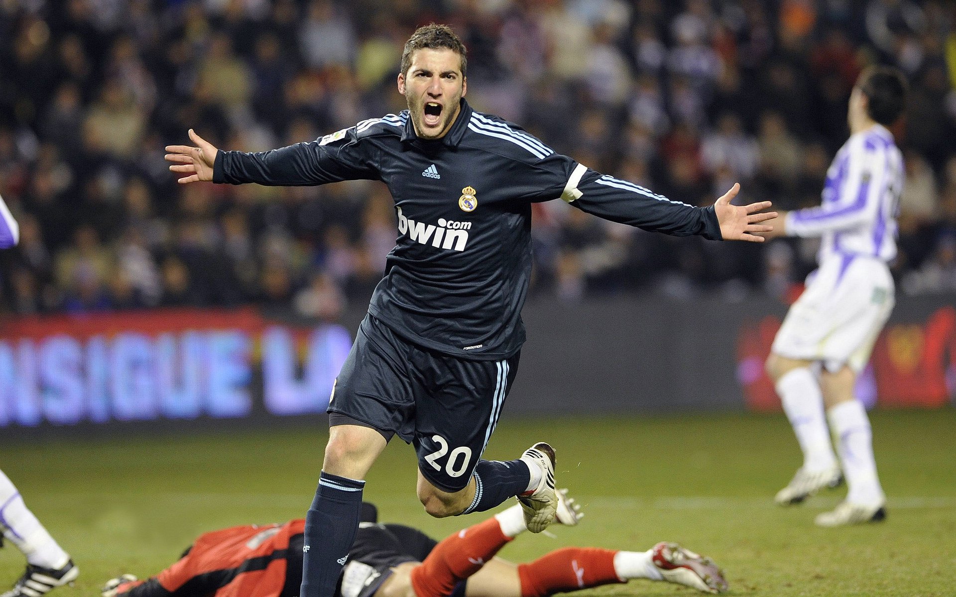 _湖人队迎难而上，誓夺季后赛席位_，湖人主场时隔8年再迎季后赛